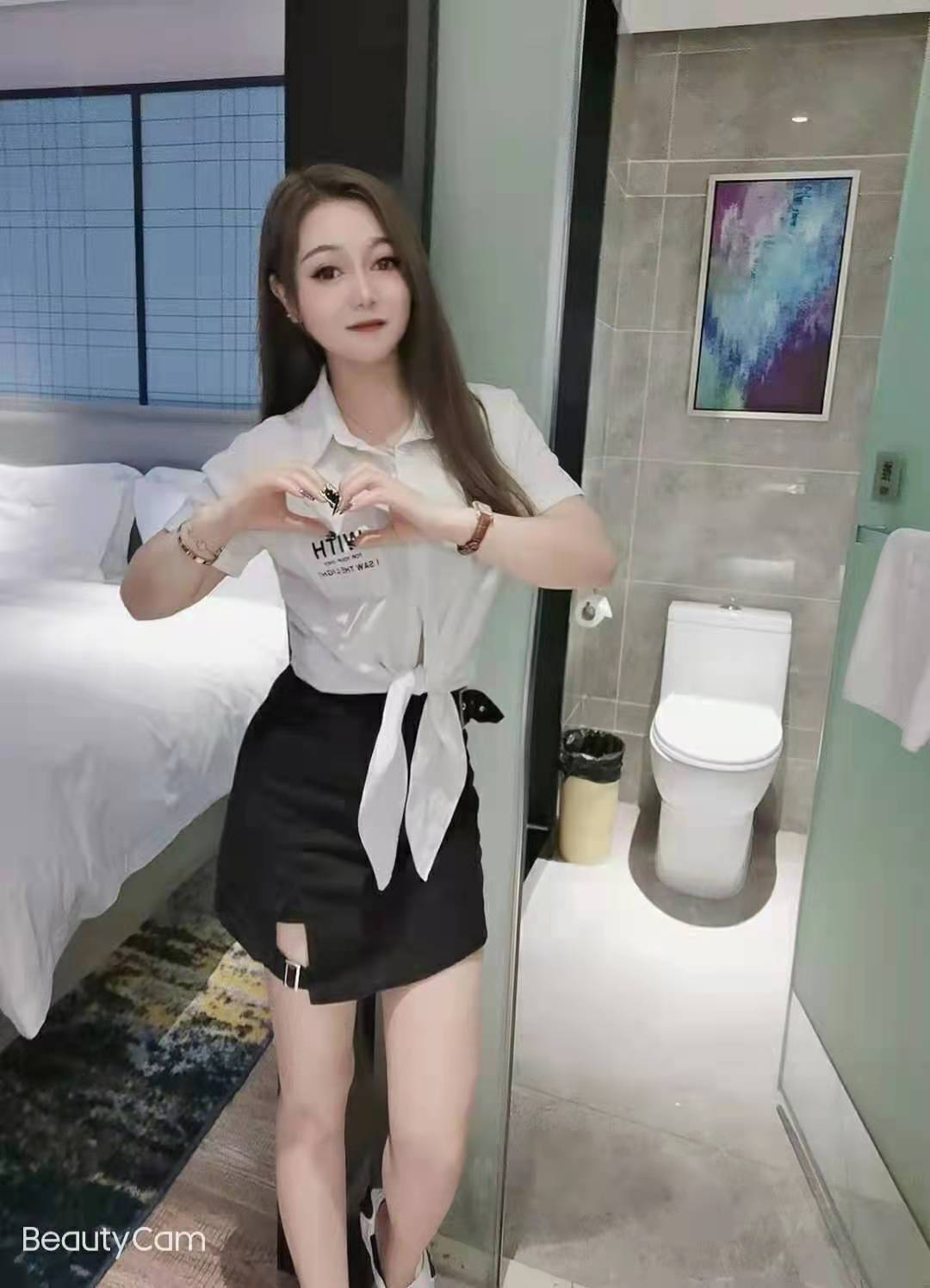 泻火长腿小辣妹，媚劲十足床湿一片，夹起来好舒服啊